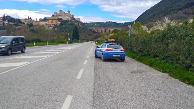 Automobilista in panne su Flaminia a Spoleto, intervento lampo della Volante