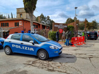 Invade campo per raggiungere calciatori nel tunnel, daspo a 33enne