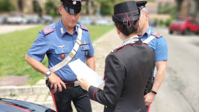 Spaccia davanti ai carabinieri, denunciato a Fontivegge