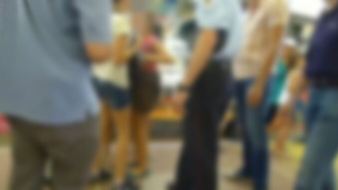 Ruba il portafogli ad una donna al supermercato, rintracciata e denunciata