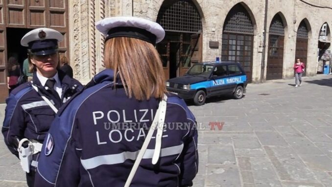 Criminalità Perugia, cittadini e negozi via dei Priori chiedono aiuto