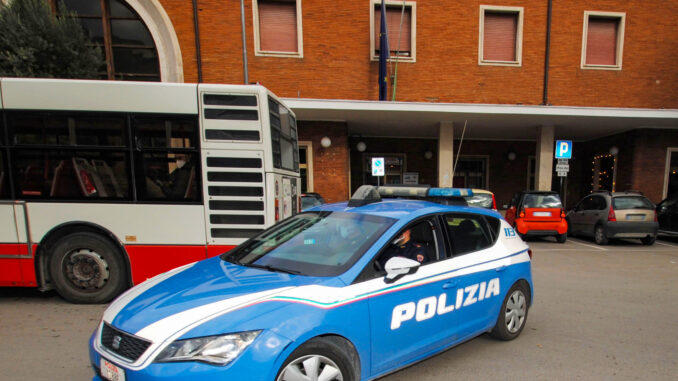 Mi butto sotto il treno, ma chiama il 112, Polizia salva 50enne