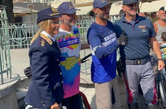 Il pullman azzurro della Polizia di Stato arriva in Liguria