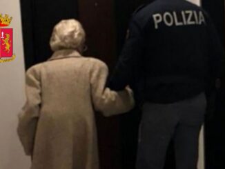 Vagava per strada in pigiama, polizia riaccompagna 84enne a casa