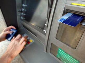 Rubano bancomat agli anziani, due uomini e una donna arrestati