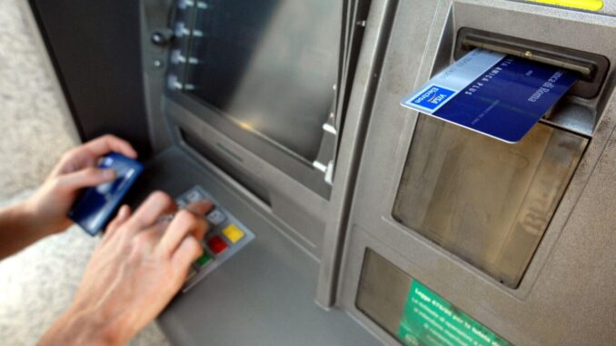 Rubano bancomat agli anziani, due uomini e una donna arrestati