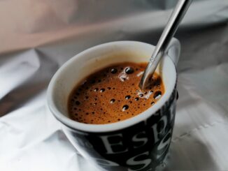 Uno studio dice che bere caffè fa bene al cuore e allunga la vita 