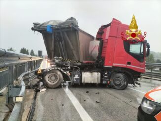 Camionista ferito in un incidente stradale sulla Flaminia Gualdo Tadino