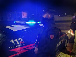 Patente ritirata e continua a guidare, non si ferma all'alt, denunciata