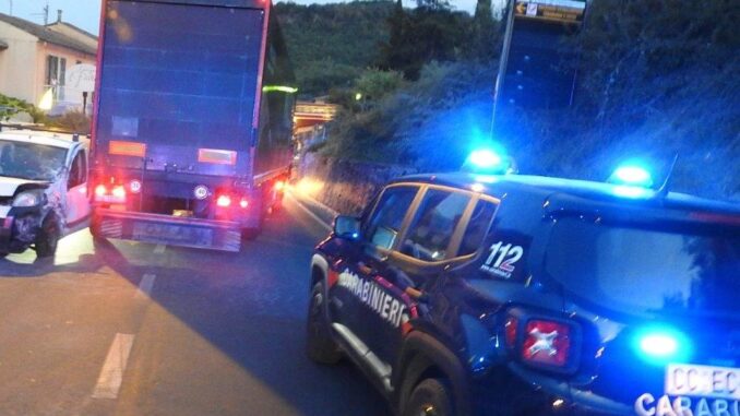 Invade corsia, furgone e si schianta contro tir, denunciato
