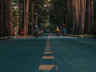 Corse clandestine vicino alle case, auto e scooter a tutto gas