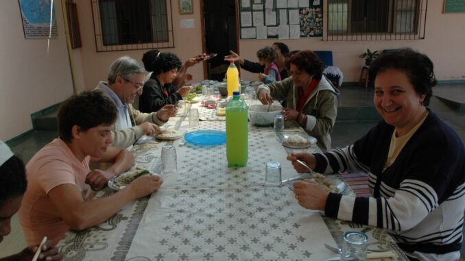 Terni, la solidarietà che sconfigge le nuove crisi: torna l’evento “Un Pasto al Giorno”
