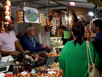 Truppe di buongustai alla Festa della Cipolla a Cannara