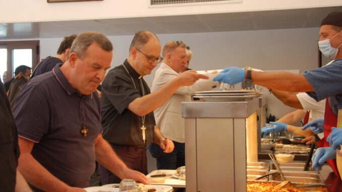 Ivan Maffeis visita Villaggio della Carità e pranzo alla mensa Don Gualtiero