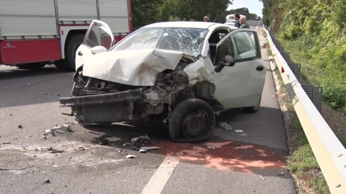 Strada 219 Pian d'Assino, incidente mortale, tre veicoli coinvolti, muore un ex prof
