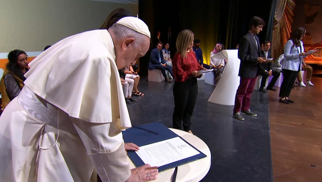 Papa: firma ‘Patto’ coi giovani economisti, ‘no a economia di guerra, stop a proliferazione armi’