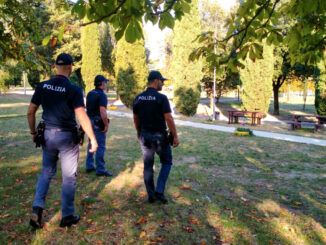 Palpeggia una donna incinta, davanti ad un'altra si masturba, arrestato