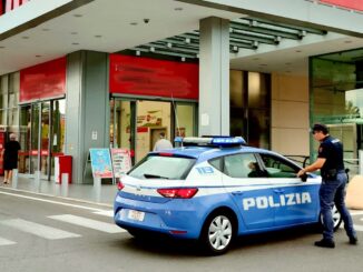 Rubano merce dagli scaffali di un supermercato e scappano via