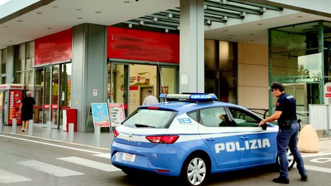 Rubano merce dagli scaffali di un supermercato e scappano via