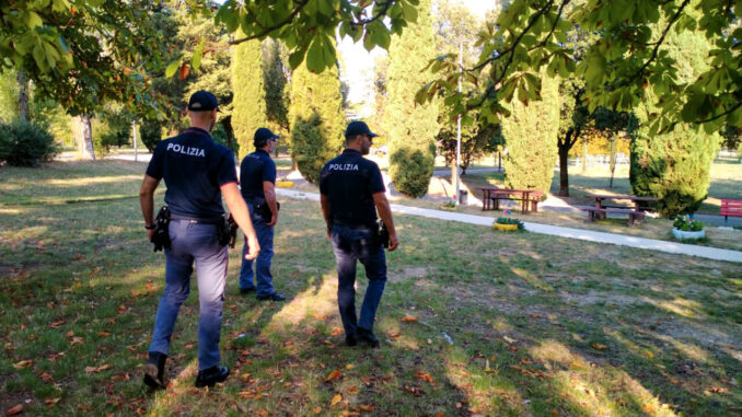 Violenza sessuale, 43enne arrestato per aver molestato due donne al parco e atti osceni