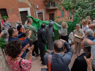 Inaugurata la statua di Maria Montessori nella piazza a lei dedicata
