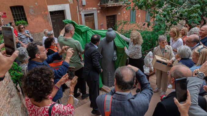 Inaugurata la statua di Maria Montessori nella piazza a lei dedicata