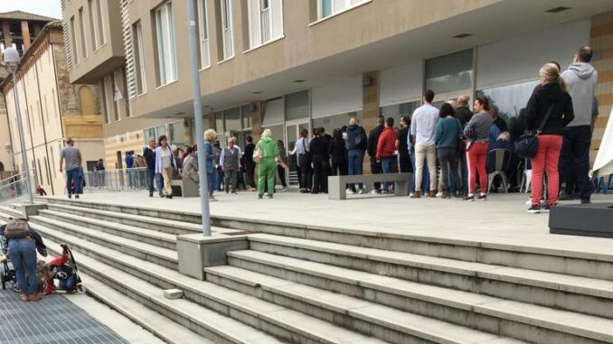Ufficio elettorale Perugia, almeno mille persone in attesa ritirare la tessera elettorale