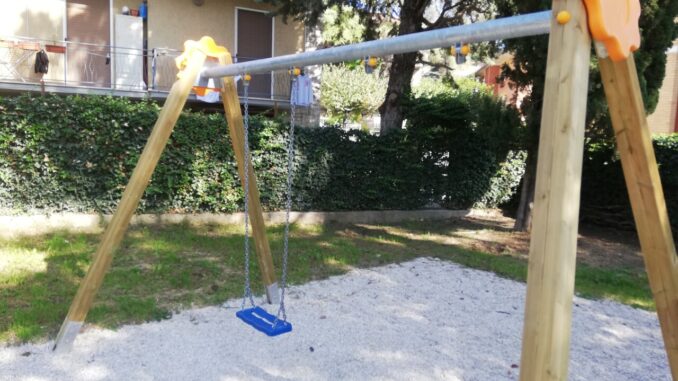 Pieve di Campo, rubato al “campetto” il sedile di un’altalena a due posti appena montata