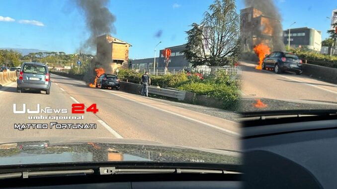 Incendio in E45, a Ponte San Giovanni, a fuoco un'Alfa MiTo