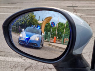 Tenta di abbandonare l'auto in corsa per fuggire alle violenze del marito