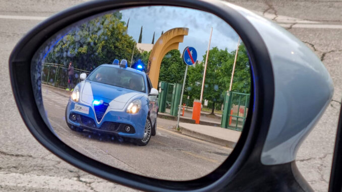 Tenta di abbandonare l'auto in corsa per fuggire alle violenze del marito