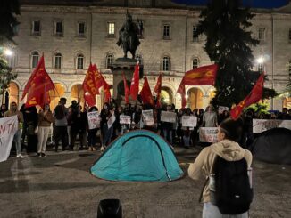 Crisi alloggi, studenti in piazza: "Questa notte dormiremo in tenda o nelle auto"