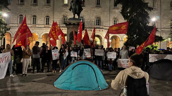Crisi alloggi, studenti in piazza: "Questa notte dormiremo in tenda o nelle auto"
