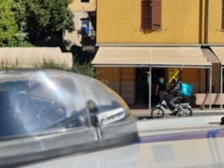 Anziano aggredito a Perugia da una donna, spintoni e graffi, ferito