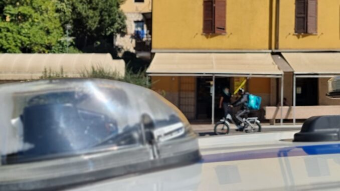 Anziano aggredito a Perugia da una donna, spintoni e graffi, ferito