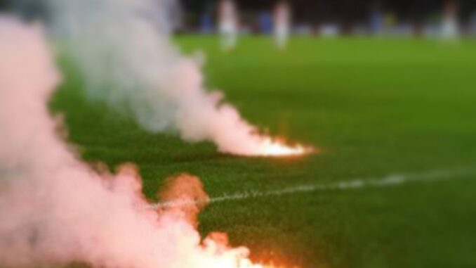 Fumogeni in campo e bottiglia addosso a calciatore, Daspo per lui