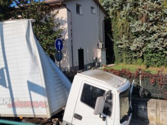 Furgone incastrato nel sottopasso di Tordandrea, l'ennesimo