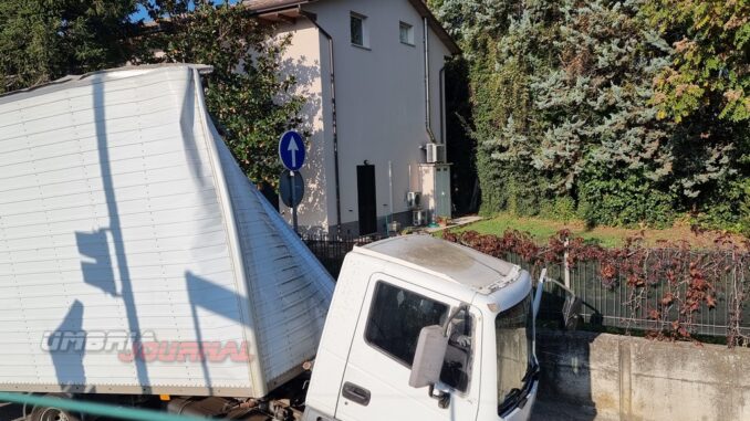 Furgone incastrato nel sottopasso di Tordandrea, l'ennesimo