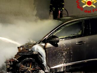 Auto ibrida in fiamme in galleria sulla 318 Perugia Ancona, spegnimento complicato