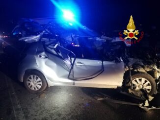 Auto colpisce aratro di un trattore, salvo il conducente