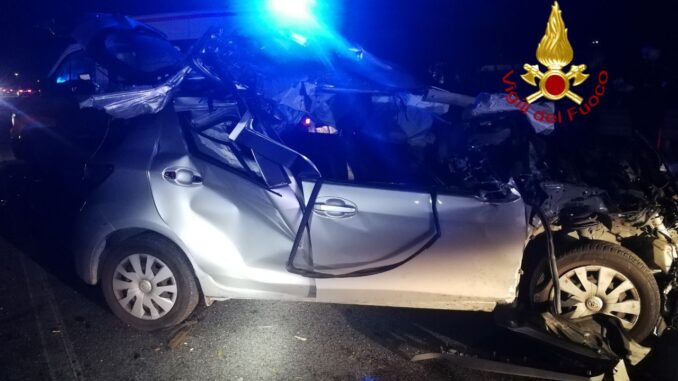 Auto colpisce aratro di un trattore, salvo il conducente