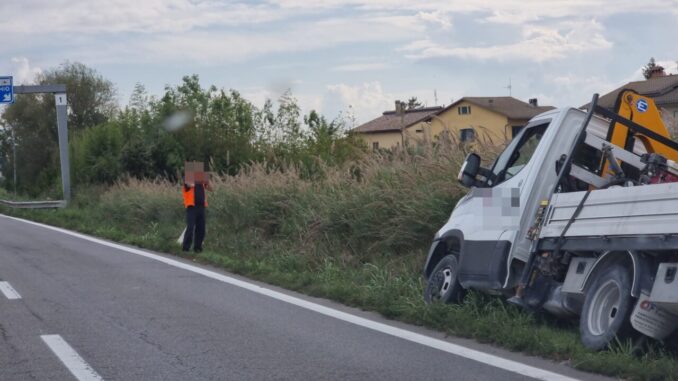 Incidente stradale, autocarro finisce in un fossetto, 75 Centrale Umbra