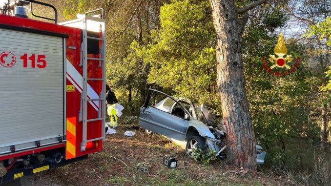 Incidente mortale a Montenero di Todi, auto si schianta su albero. Il morto è un uomo del '67