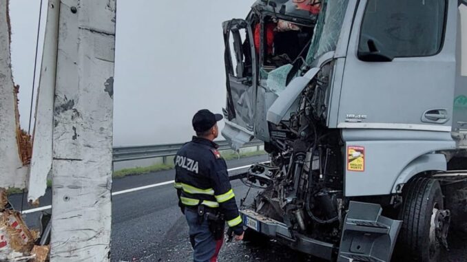 Incidente con tre mezzi pesanti, caos sull'Autostrada del Sole, tra Orvieto e Attigliano