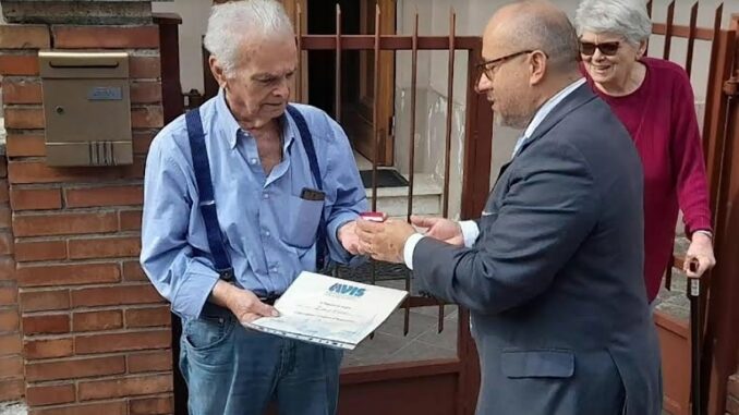 Ladri gli rubano medaglia d'oro, Avis Perugia gliela riporta a casa