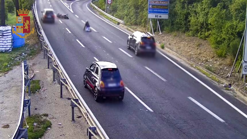 Investe motociclista e scappa via, rintracciato grazie a un testimone