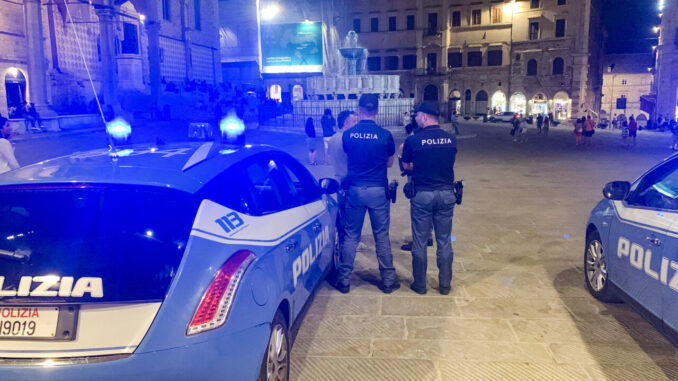 Movida sicura in centro storico a Perugia, vie passate al setaccio dalla polizia