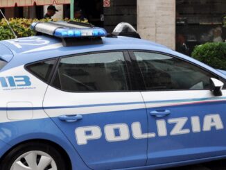 Aggredisce poliziotti e barista, 33enne arrestata, era una furia scatenata