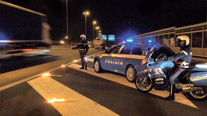 Ubriaco e contromano sulla E45, sperona pattuglia della polizia, denunciato