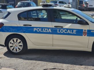 Pirata della strada in via Pascoli: caccia auto e al conducente